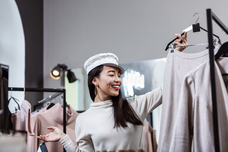 Женщина брюнета азиатская красивая в славном чувстве headwear счастливом стоковое фото rf